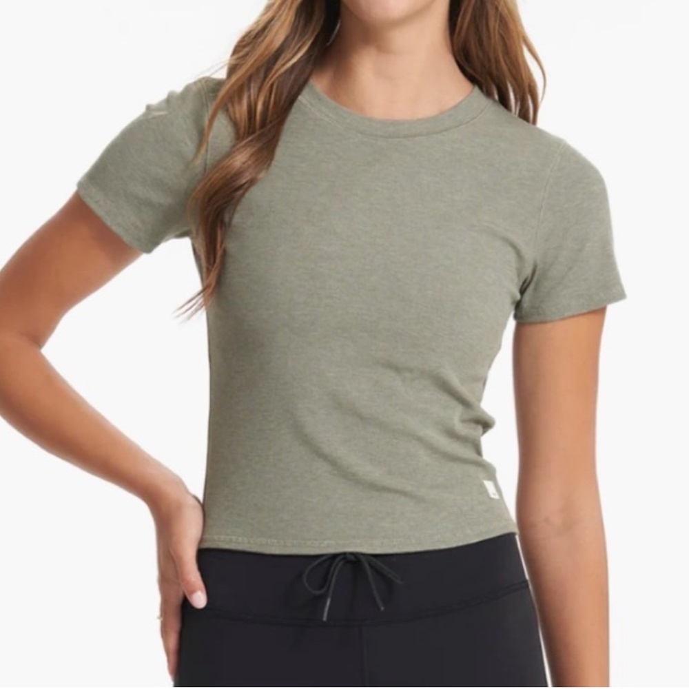 Vuori Pose Fitted Tee